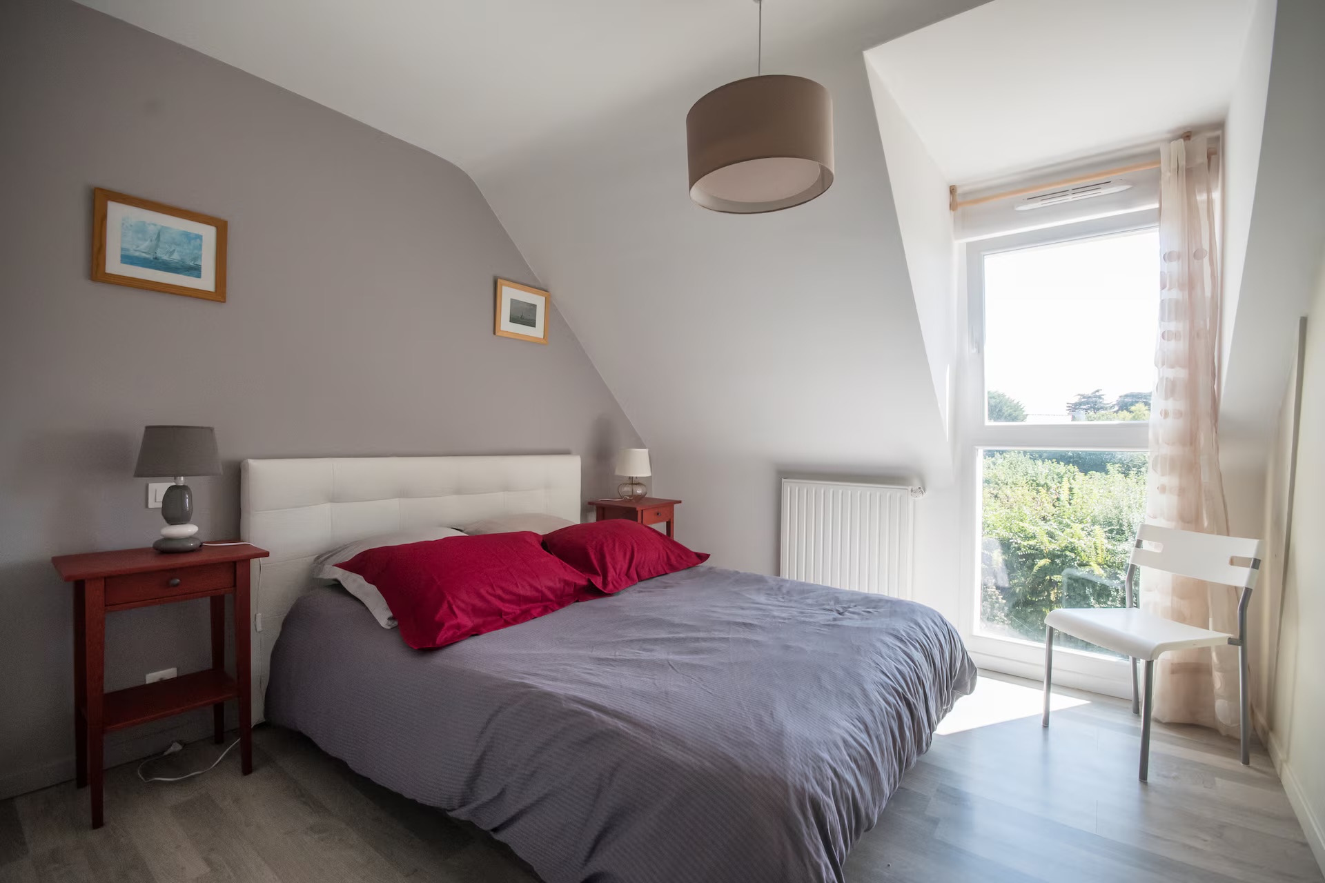 Chambre 2 à l'étage avec lit double et placard