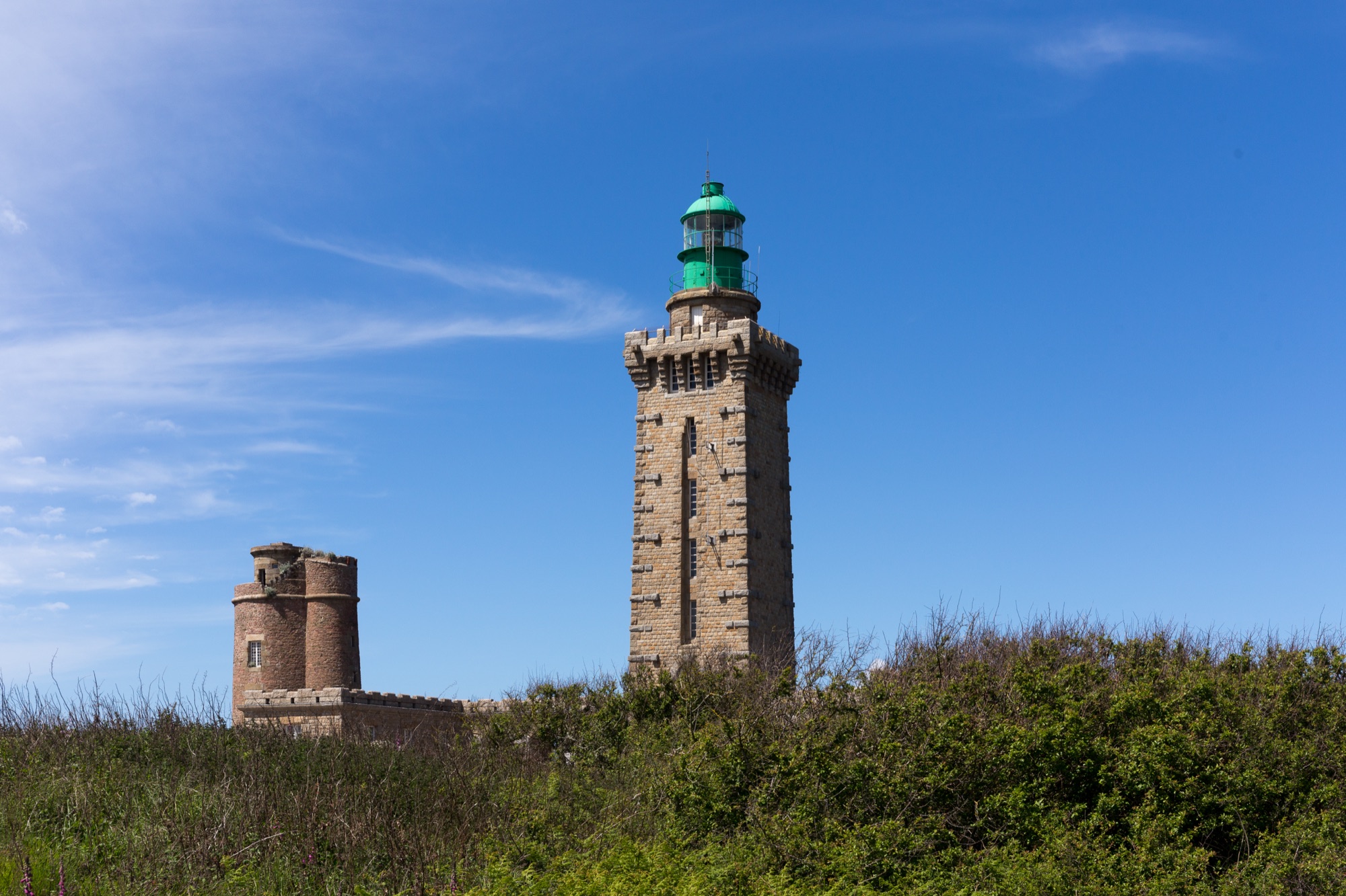 Phare du Cap Fréhel et ancienne tour Vauban sur la lande — photo Pymouss, CC BY-SA 4.0