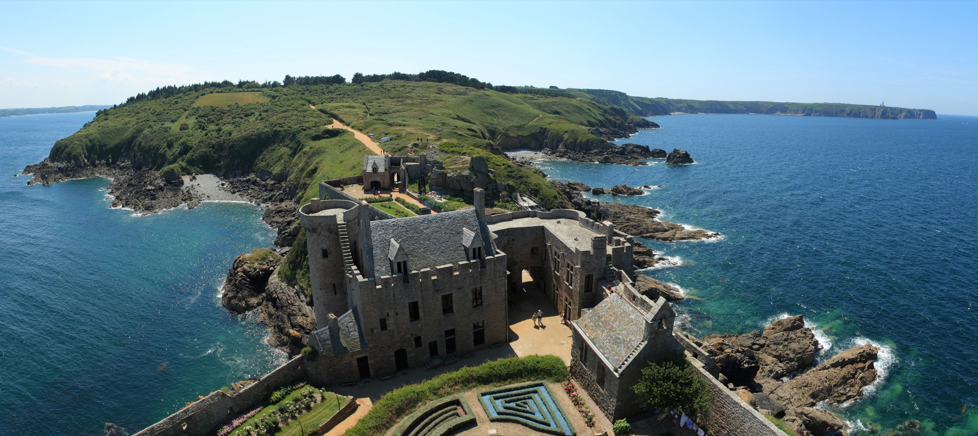 Panorama de la Côte d'Émeraude depuis le donjon du Fort La Latte — photo Benh LIEU SONG, CC BY-SA 3.0
