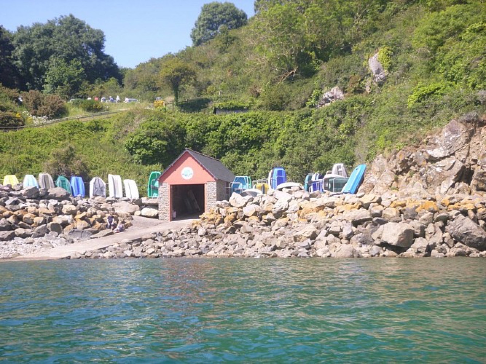 Le cabanon du port de Saint-Géran et les kayaks colorés