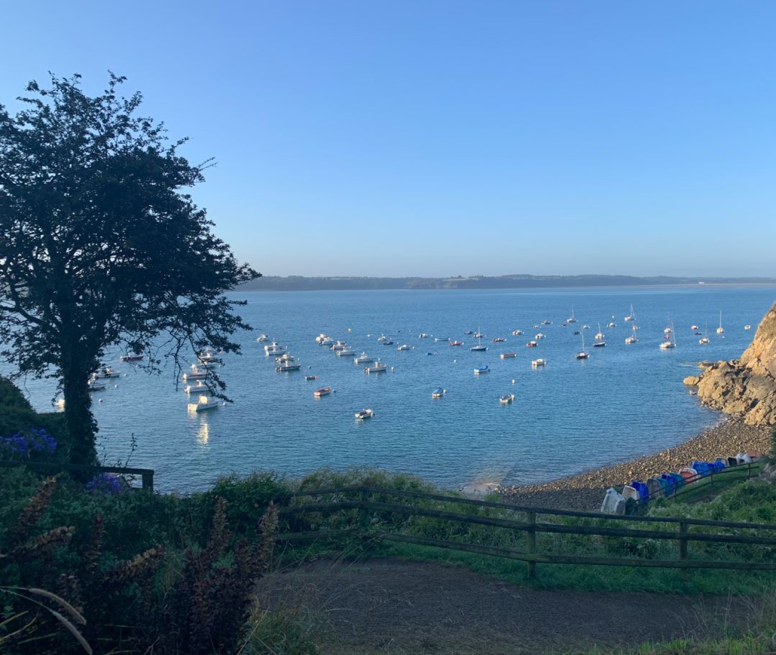 Le petit port de Saint-Géran au soir, ses bateaux dans la baie de la Fresnaye